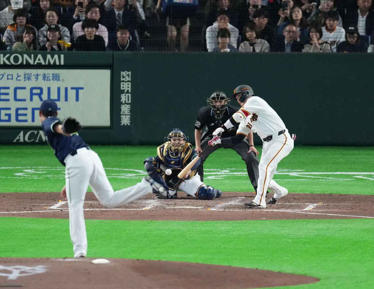 巨人対ヤクルト　4回裏巨人1死三塁、右適時打を放つ坂本。投手は奥川（撮影・増田悦実）
