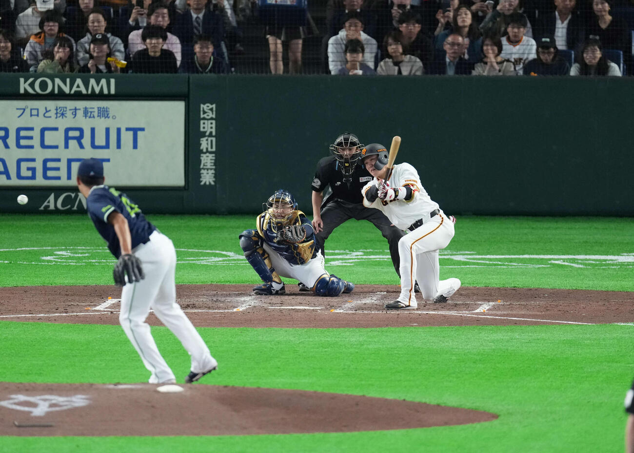 巨人対ヤクルト　4回裏巨人1死三塁、右適時打を放つ坂本。投手は奥川（撮影・増田悦実）