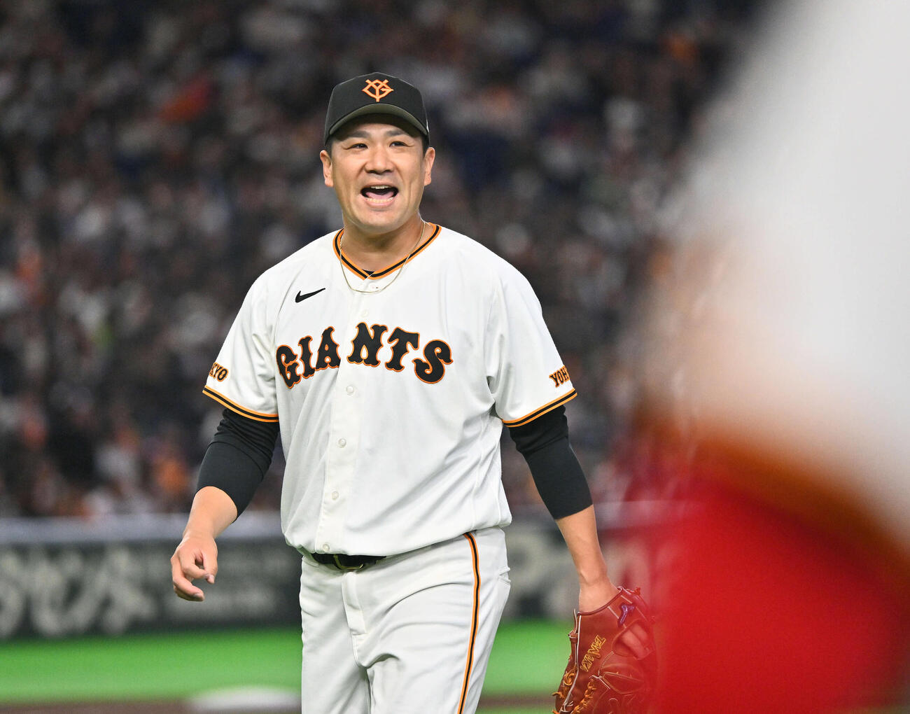 巨人対ヤクルト　5回表を投げ終え笑顔で引き揚げる巨人先発の田中将（撮影・滝沢徹郎）