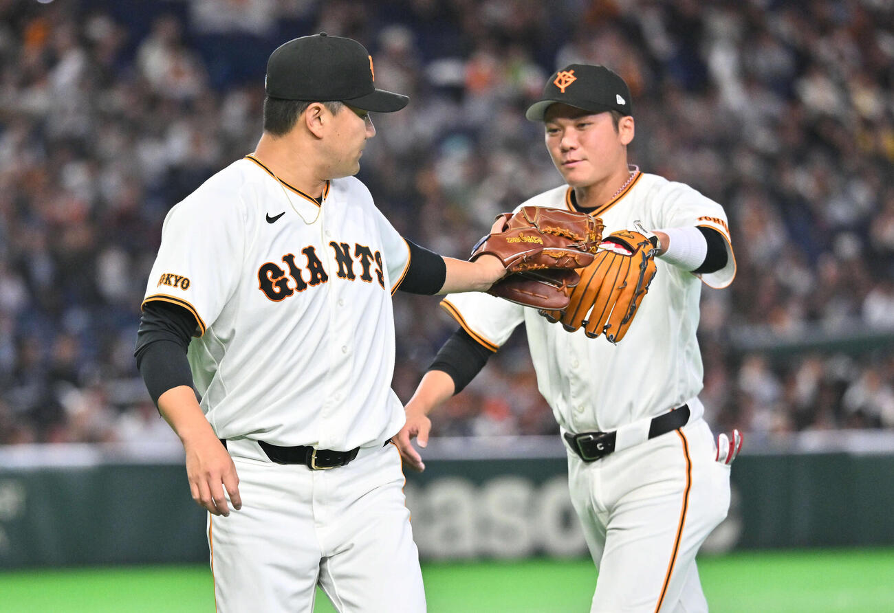 巨人対ヤクルト　3回表を投げ終えた巨人先発の田中将（左）は坂本とタッチを交わす（撮影・滝沢徹郎）