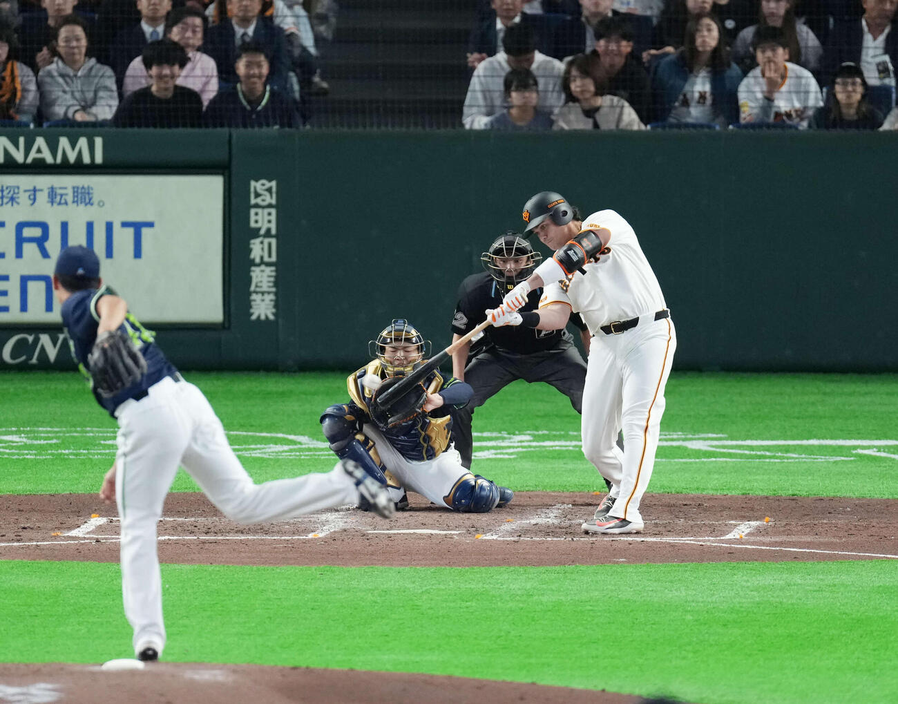 巨人対ヤクルト　4回裏巨人無死、右二塁打を放つダルベック。投手は奥川（撮影・増田悦実）