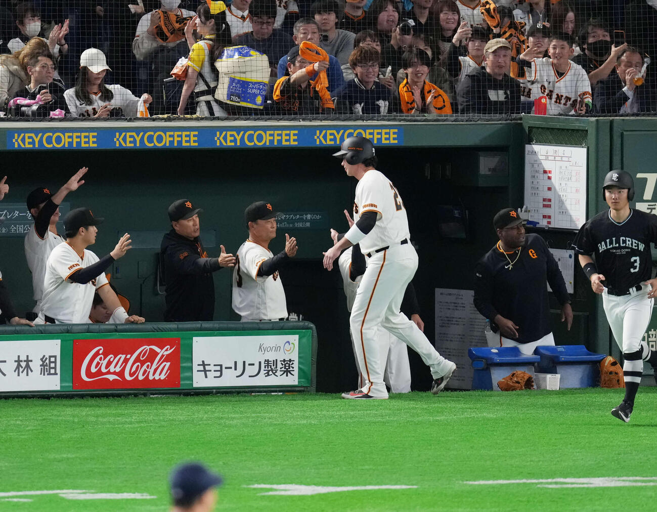 巨人対ヤクルト　4回裏巨人1死三塁、坂本の右適時打で生還しタッチを交わすダルベック（撮影・増田悦実）