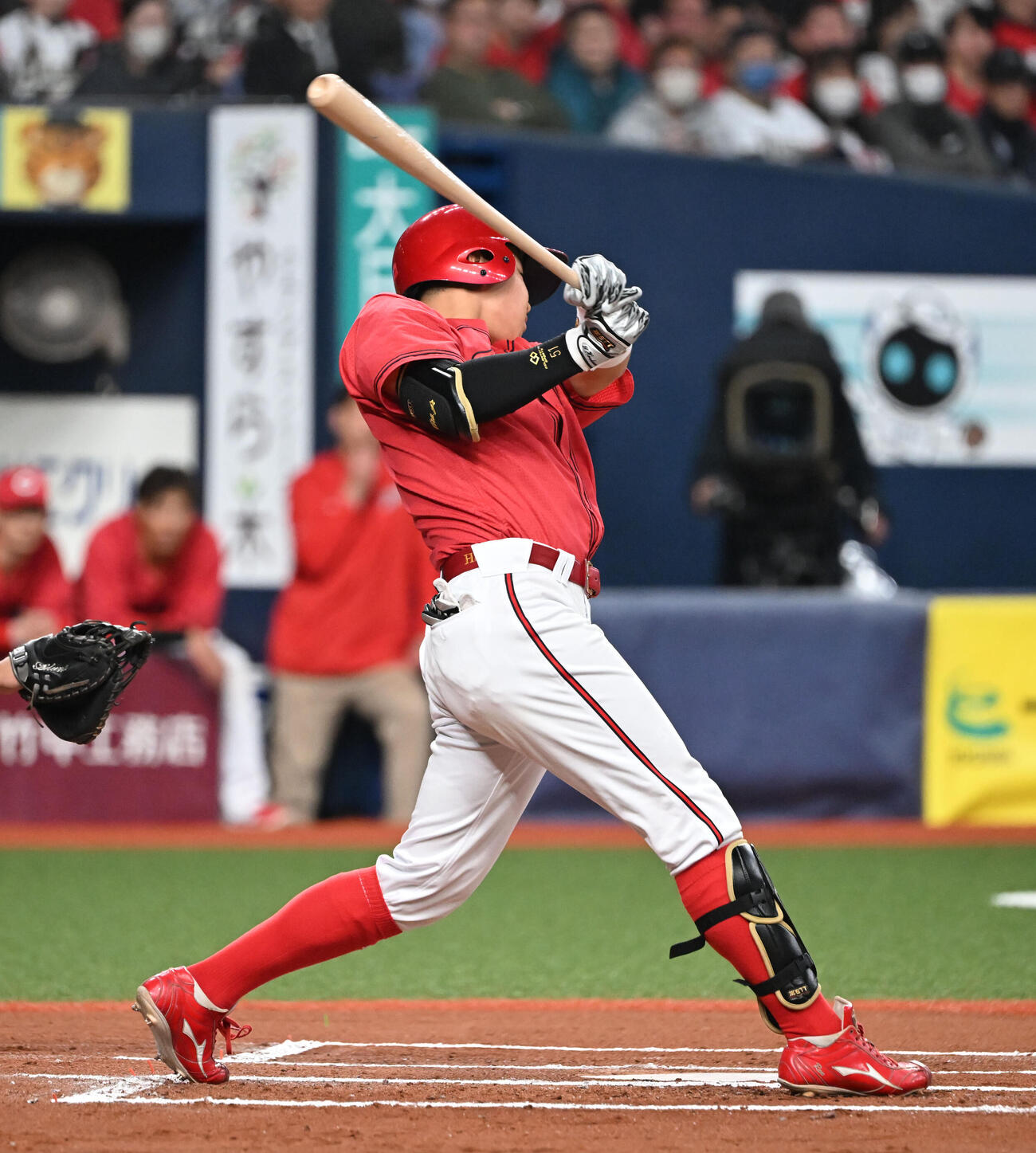 オリックス対広島　6回表広島1死一塁、左翼線に適時二塁打を放つ平川（撮影・和賀正仁）