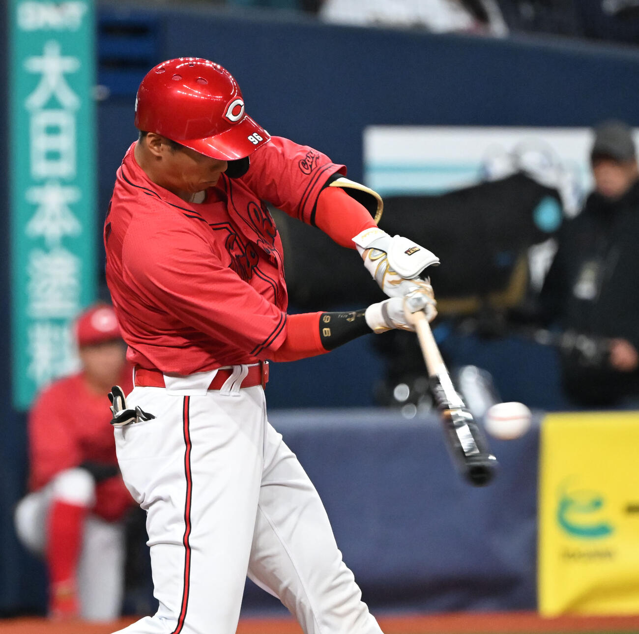 オリックス対広島　1回表広島無死一塁、左前打を放つ中村奨（撮影・和賀正仁）