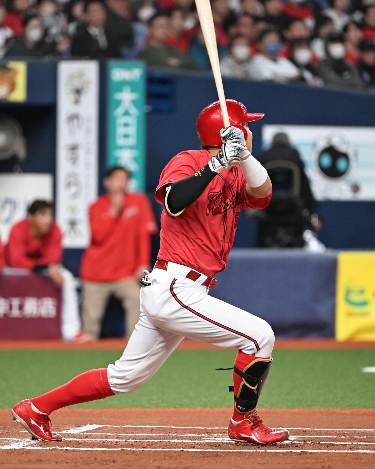 オリックス対広島　6回表広島1死一塁、左翼線に適時二塁打を放つ平川（撮影・和賀正仁）