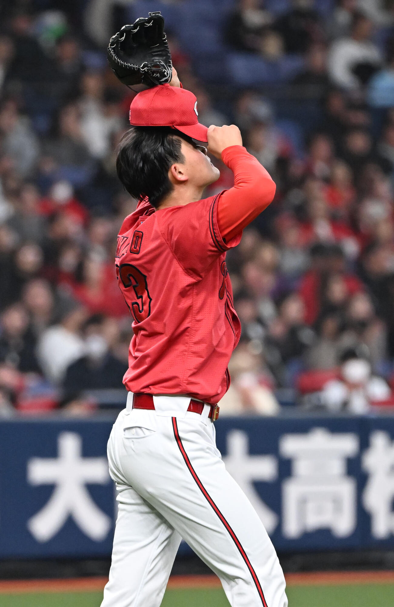 オリックス対広島　2回裏オリックス無死一、三塁、西野に3点本塁打を浴びた岡本（撮影・和賀正仁）
