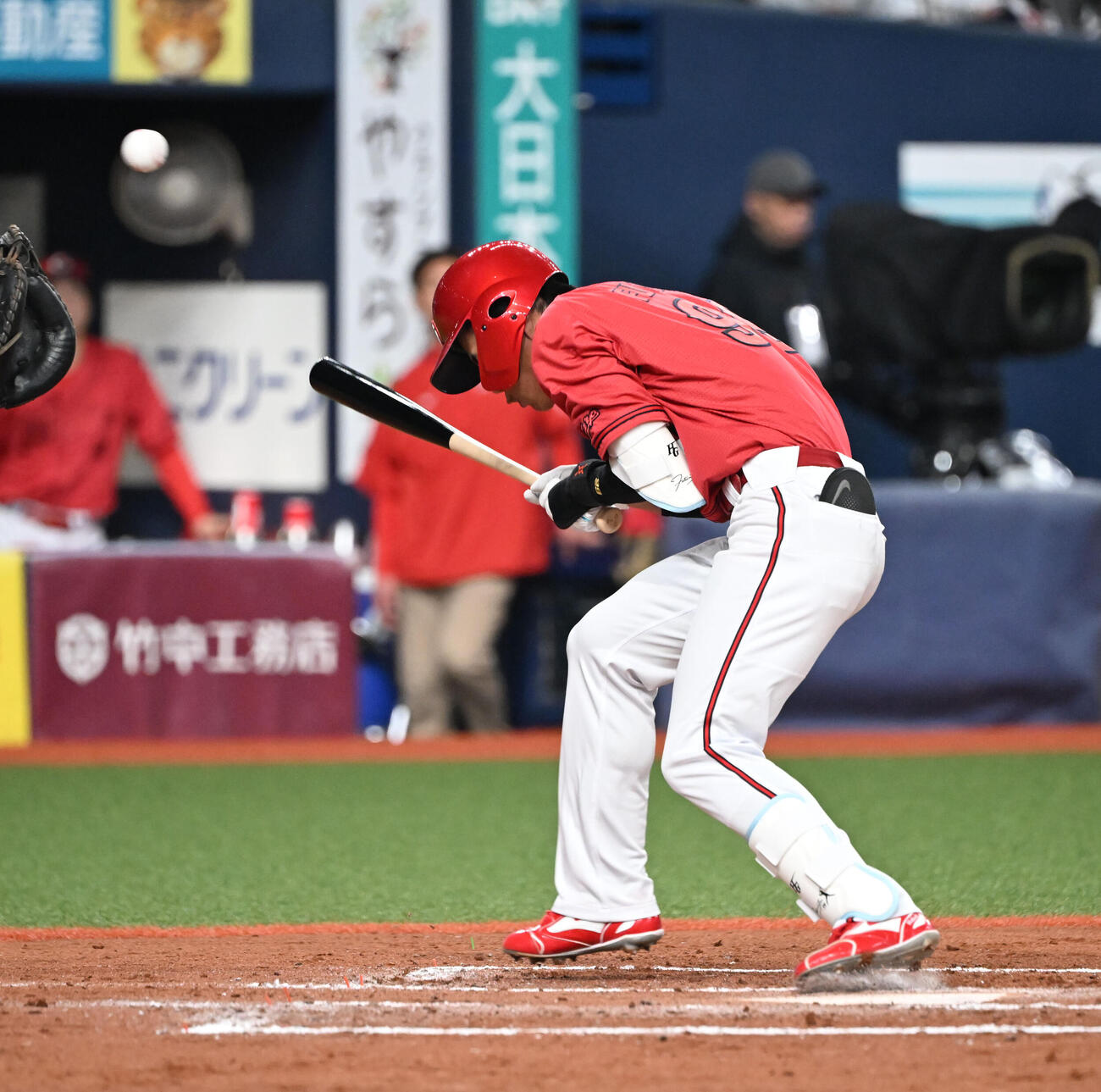 オリックス対広島　7回表広島無死、死球を受ける二俣（撮影・和賀正仁）