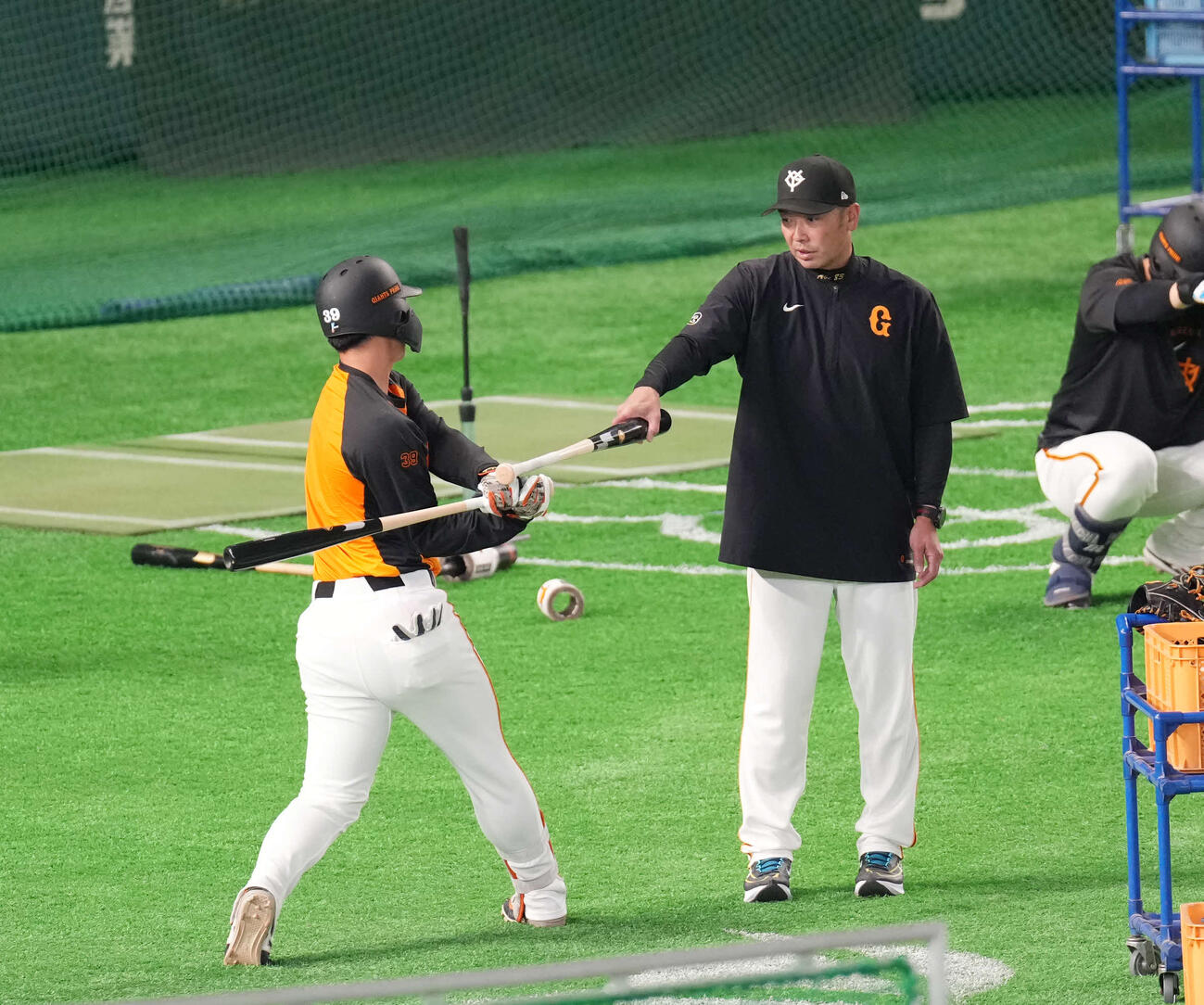 練習で皆川（左）に指導をする巨人阿部監督（撮影・増田悦実）