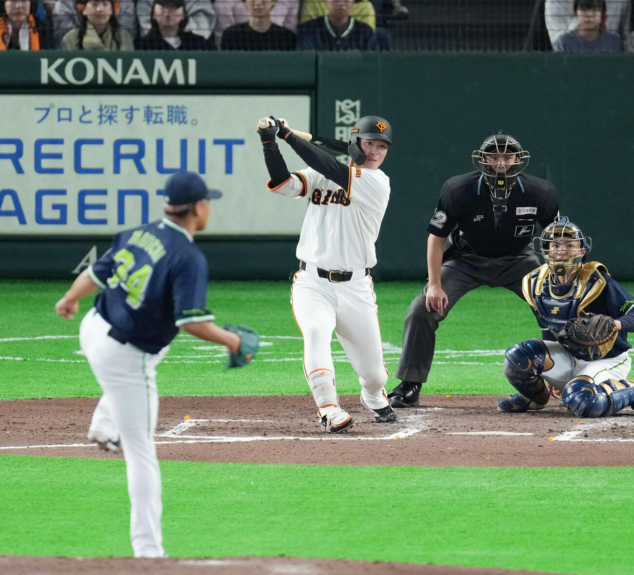 巨人対ヤクルト　6回裏巨人無死一、二塁、左適時二塁打を放つ皆川。投手は田口（撮影・増田悦実）