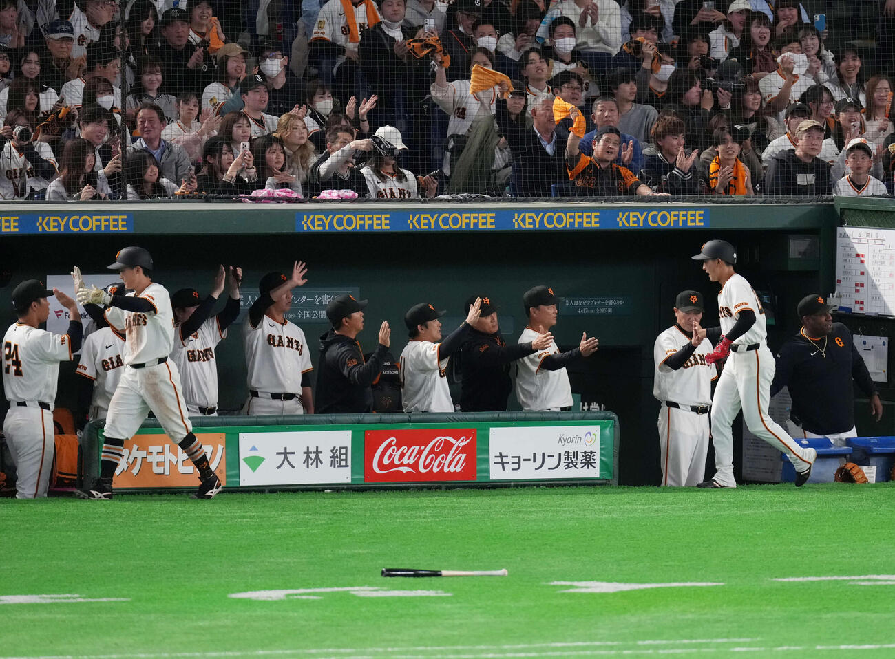 巨人対ヤクルト　6回裏巨人無死一、二塁、皆川の左適時二塁打で生還しタッチを交わす浦田（手前左）と宇都宮（手前右）（撮影・増田悦実）