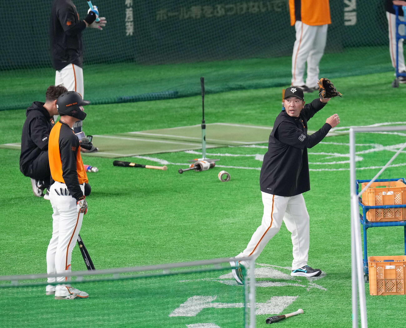 練習で皆川（左）に指導をする巨人阿部監督（撮影・増田悦実）