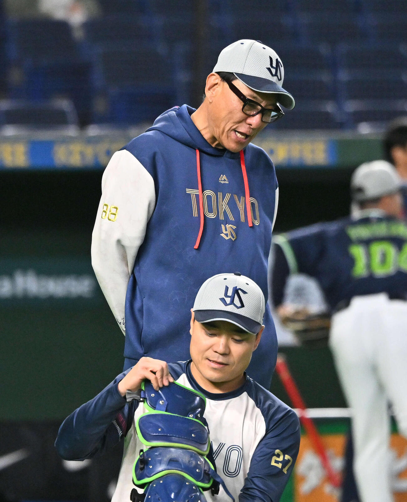 巨人対ヤクルト　チームに合流したヤクルト中村悠（下）と話す池山監督（撮影・滝沢徹郎）