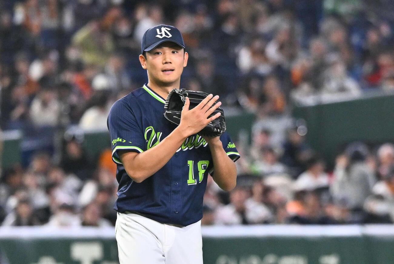 巨人対ヤクルト　3回裏巨人1死、松本を遊ゴロに打ち取りグラブをたたく奥川（撮影・滝沢徹郎）