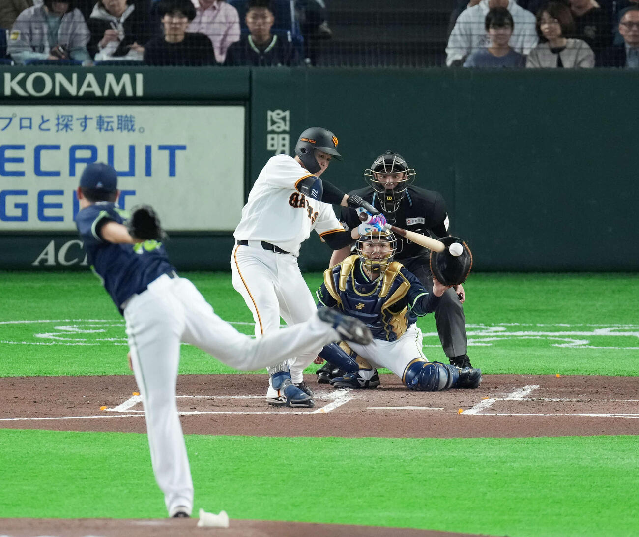 巨人対ヤクルト　1回裏巨人2死、左安打を放つ中山。投手は奥川（撮影・増田悦実）