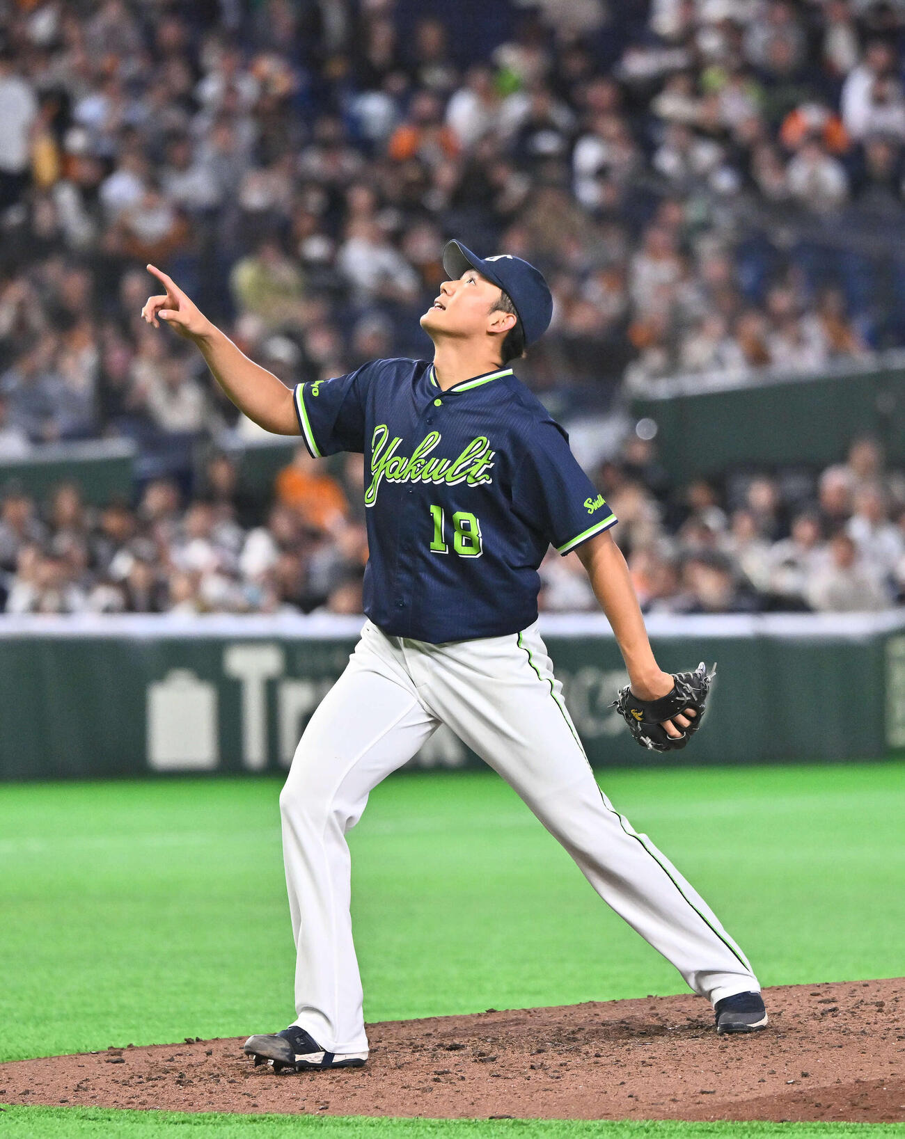 巨人対ヤクルト　5回裏巨人2死、中山の捕邪飛の打球を指さす奥川（撮影・滝沢徹郎）