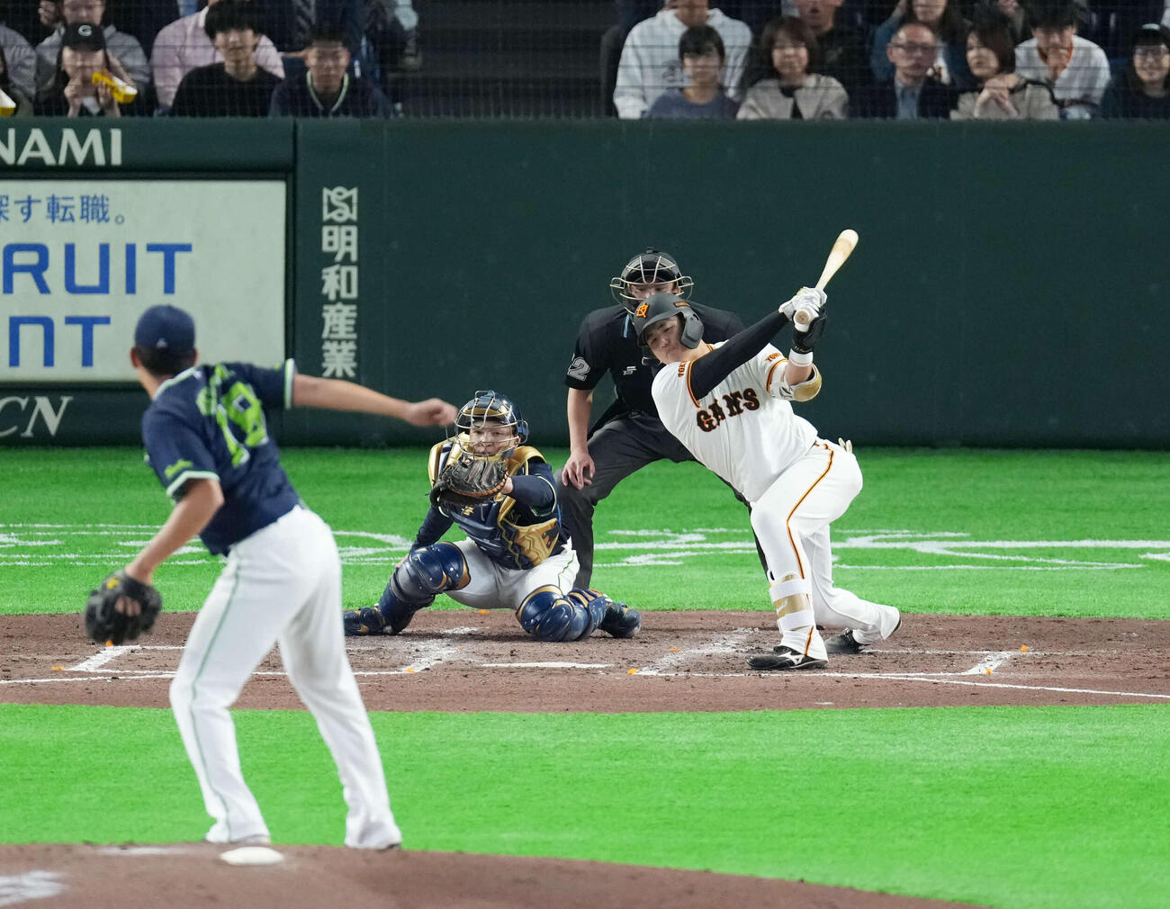 巨人対ヤクルト　4回裏巨人2死二、三塁、三振に倒れる石塚裕惺。投手は奥川（撮影・増田悦実）