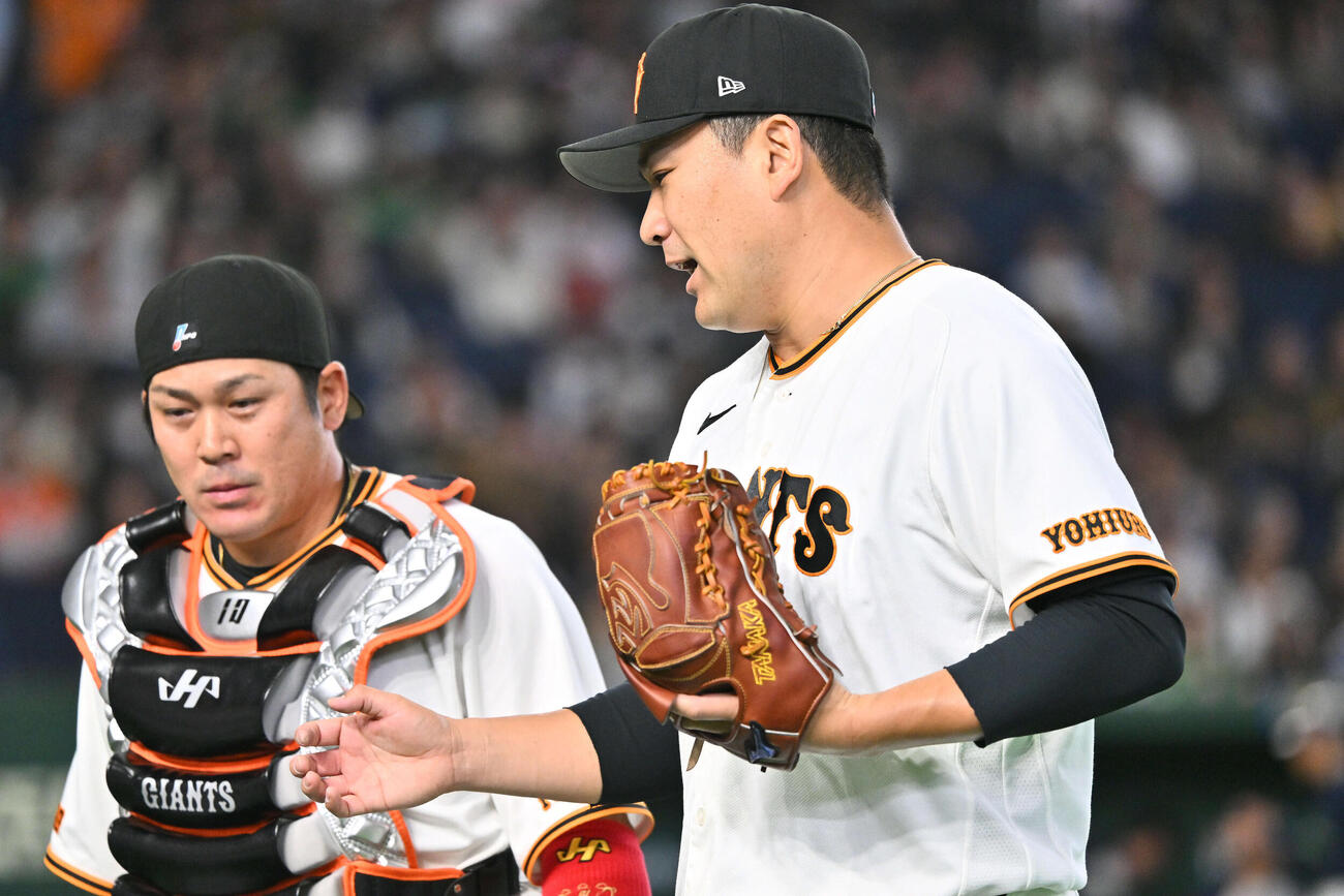 巨人対ヤクルト　1回表を投げ終えた巨人先発の田中将（右）は甲斐と引き揚げる（撮影・滝沢徹郎）