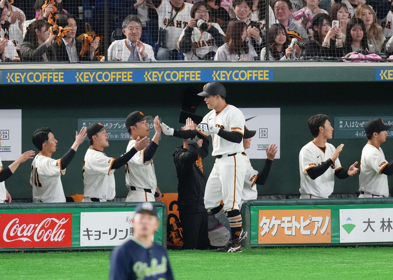 巨人対ヤクルト　7回裏巨人1死二塁、2点本塁打を放ちナインとタッチを交わす佐々木（手前）（撮影・増田悦実）