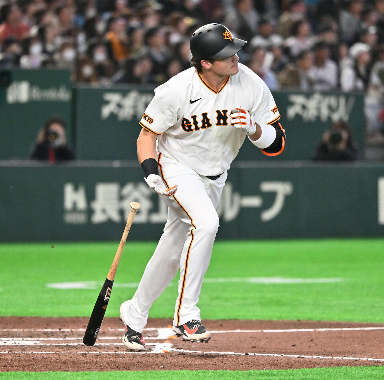 巨人対ヤクルト　6回裏巨人無死、ダルベックは右中間へソロ本塁打を放つ（撮影・滝沢徹郎）