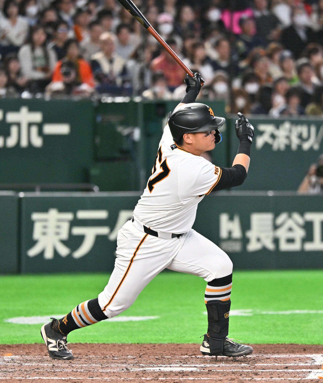 巨人対ヤクルト　7回裏巨人2死二塁、山瀬は中前適時打を放つ（撮影・滝沢徹郎）