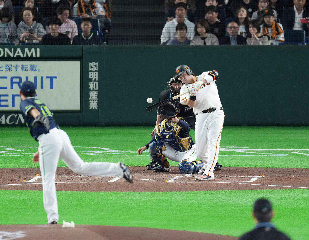 巨人対ヤクルト　1回裏巨人2死一塁、右安打を放つダルベック。投手は奥川（撮影・増田悦実）