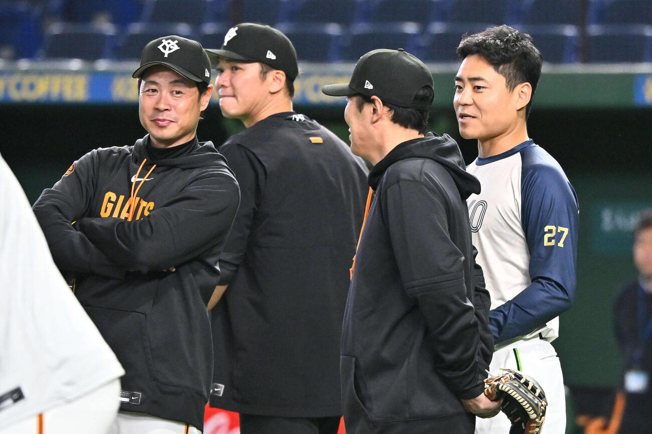 巨人対ヤクルト　チームに合流したヤクルト中村悠（左から4人目）は巨人亀井コーチ（左）、村田コーチ（左から3人目）と話す。同2人目は坂本（撮影・滝沢徹郎）