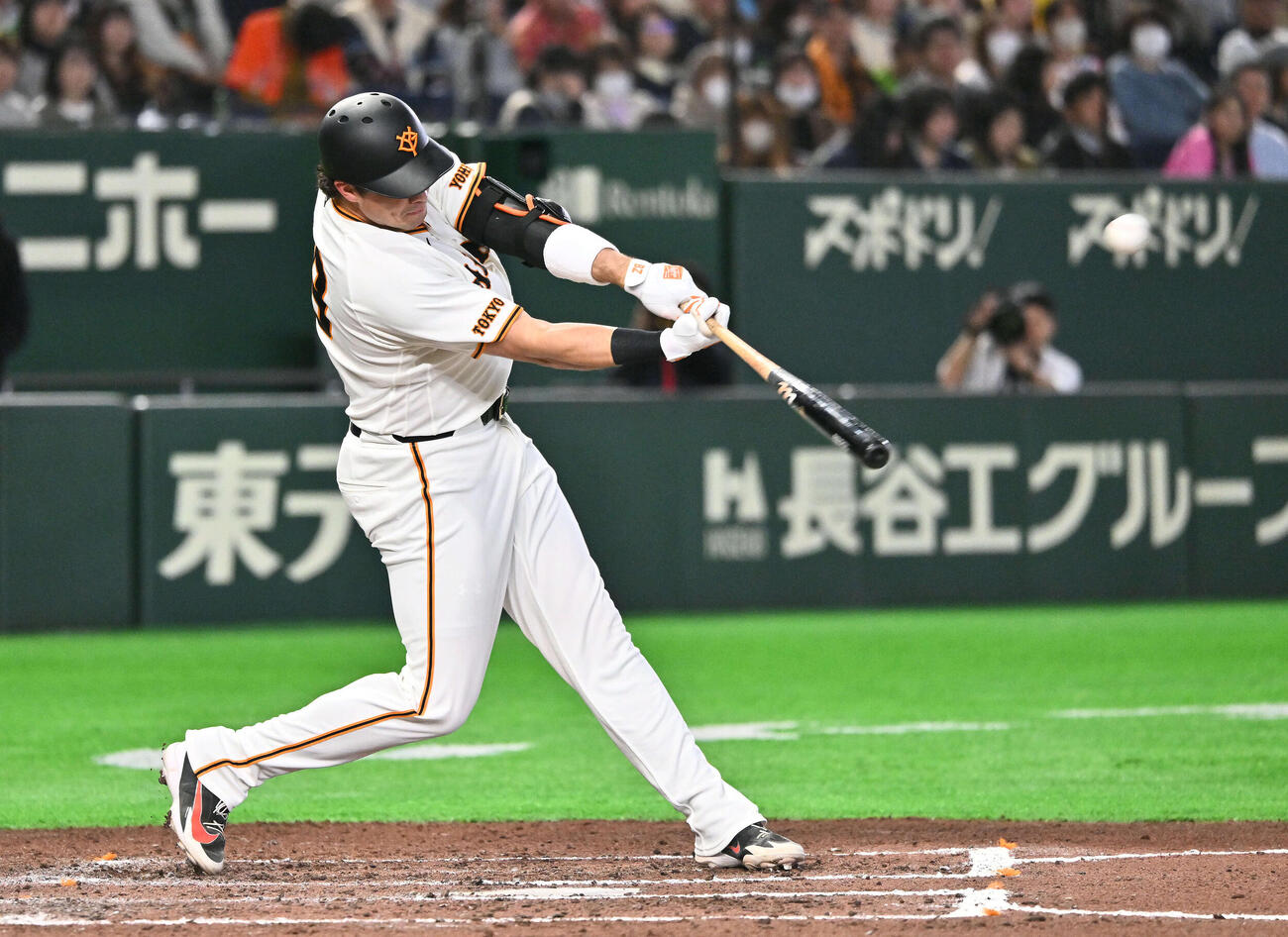 巨人対ヤクルト　6回裏巨人無死、ダルベックは右中間へソロ本塁打を放つ（撮影・滝沢徹郎）