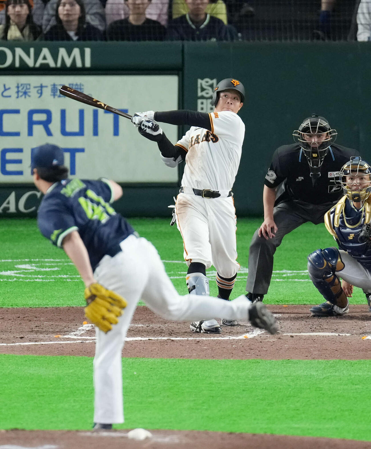 巨人対ヤクルト　7回裏巨人1死二塁、2点本塁打を放つ佐々木。投手は拓也（撮影・増田悦実）