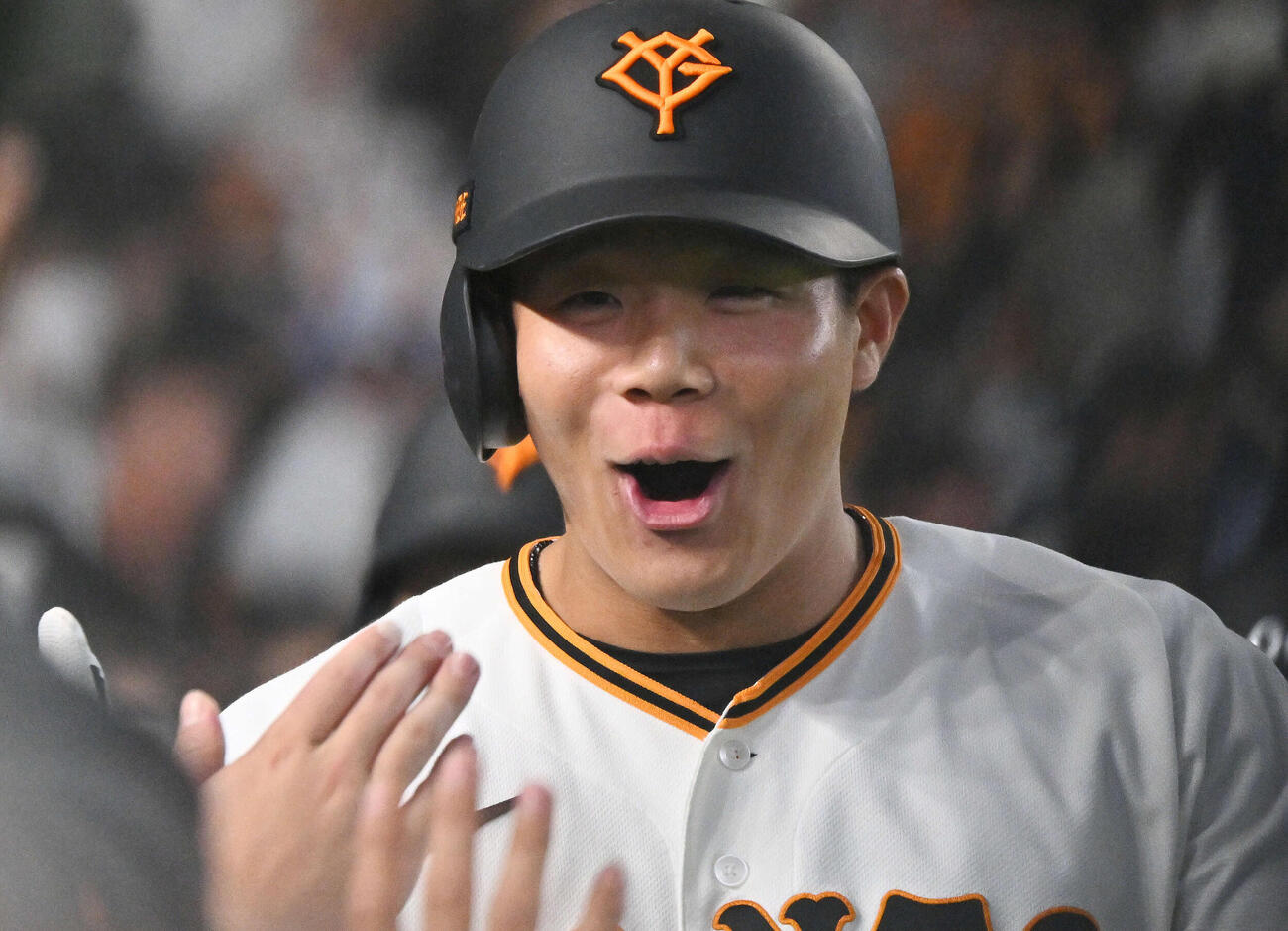 巨人対ヤクルト　7回裏巨人1死二塁、2点本塁打を放った佐々木は生還しチームメートとタッチをかわす（撮影・滝沢徹郎）