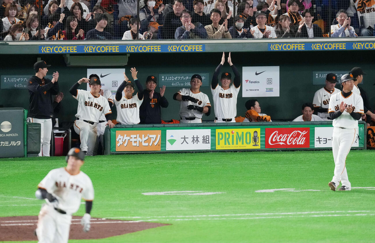 巨人対ヤクルト　7回裏巨人1死二塁、佐々木俊輔が2点本塁打を放ち喜ぶ巨人ナイン（撮影・増田悦実）