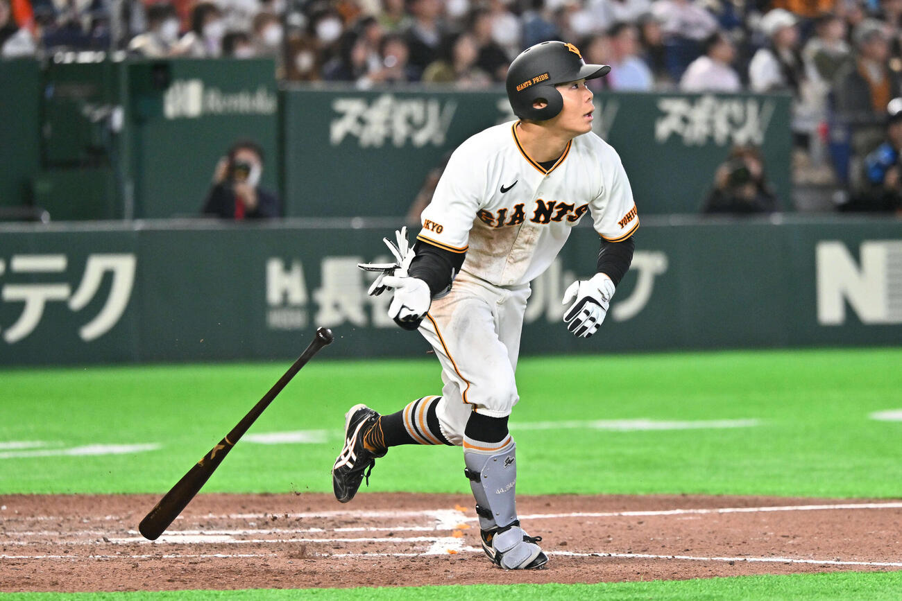 巨人対ヤクルト　7回裏巨人1死二塁、佐々木は右越え2点本塁打を放つ（撮影・滝沢徹郎）