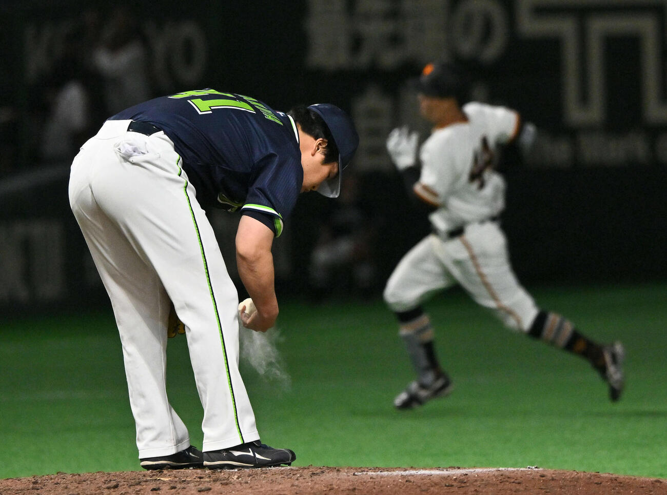巨人対ヤクルト　7回裏巨人1死二塁、佐々木（後方）に2点本塁打を許す拓也（撮影・滝沢徹郎）
