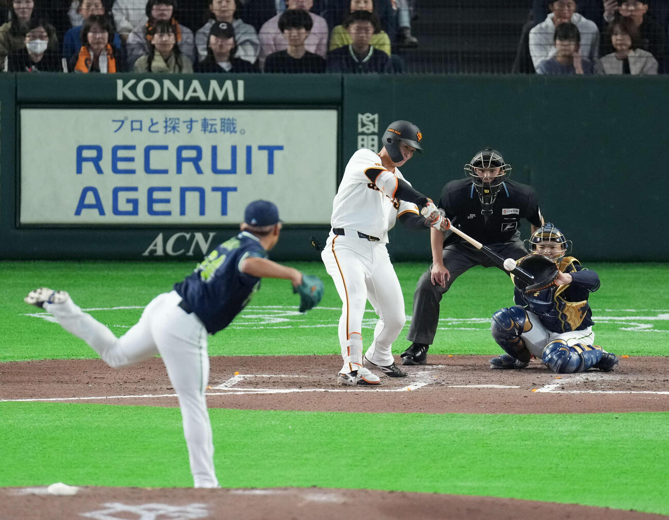 巨人対ヤクルト　6回裏巨人無死一、二塁、左越えに適時二塁打を放つ皆川。投手は田口（撮影・増田悦実）