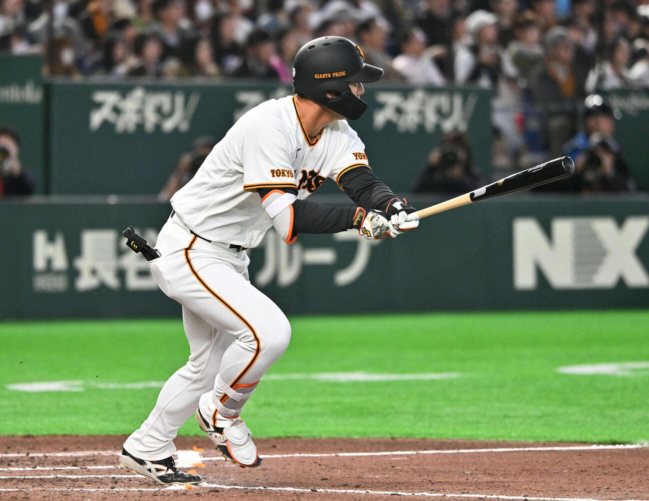 巨人対ヤクルト　6回裏巨人無死一、二塁、代打皆川は左翼に2点適時二塁打を放つ（撮影・滝沢徹郎）