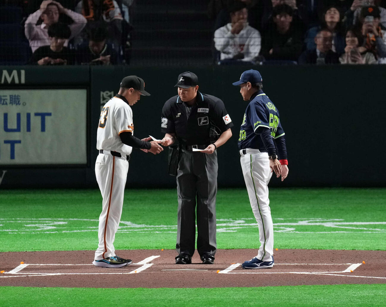 メンバー表交換をする巨人阿部監督（左）とヤクルト池山監督（撮影・増田悦実）