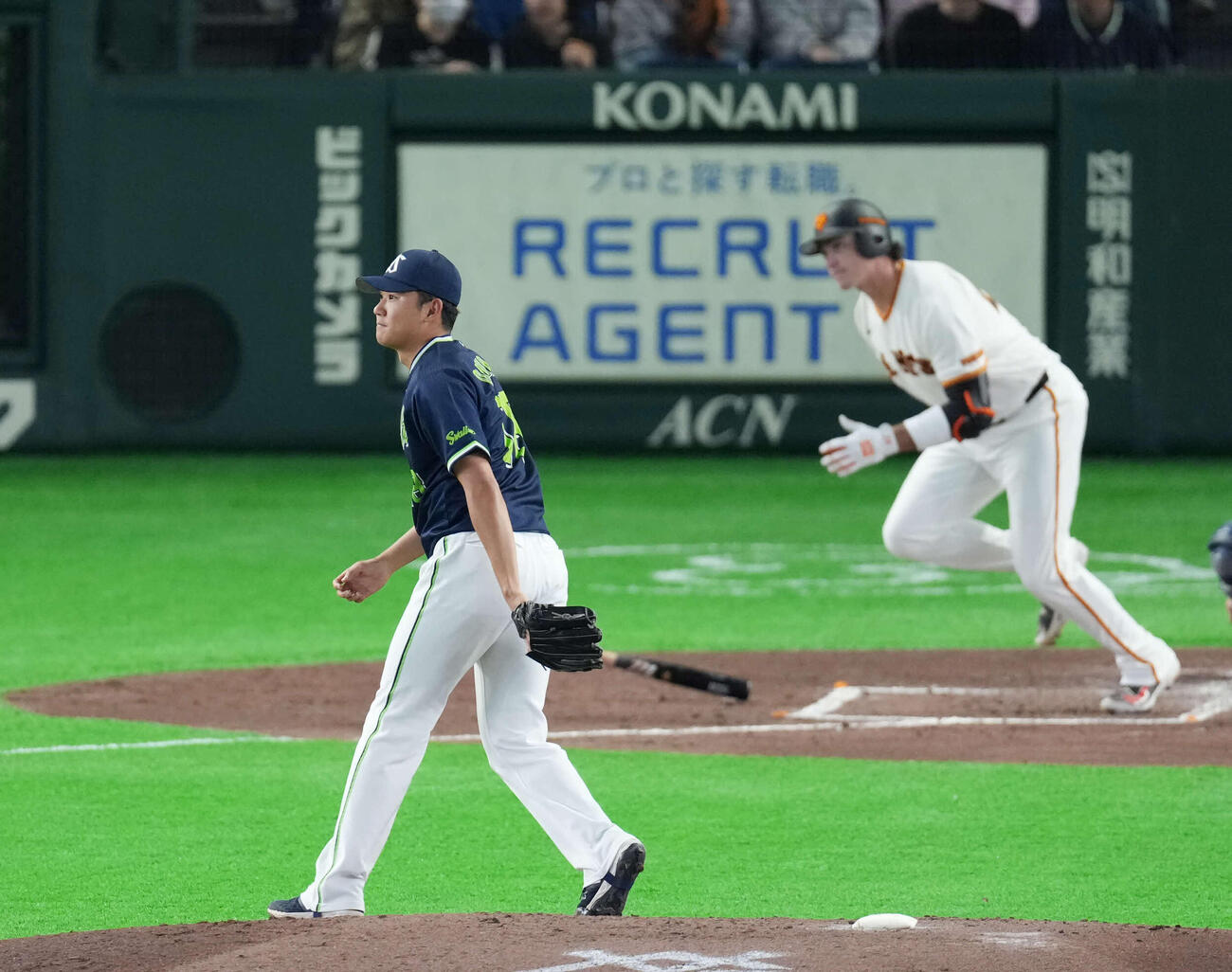 巨人対ヤクルト　4回裏巨人無死、ダルベックに右二塁打を浴びる奥川（撮影・増田悦実）