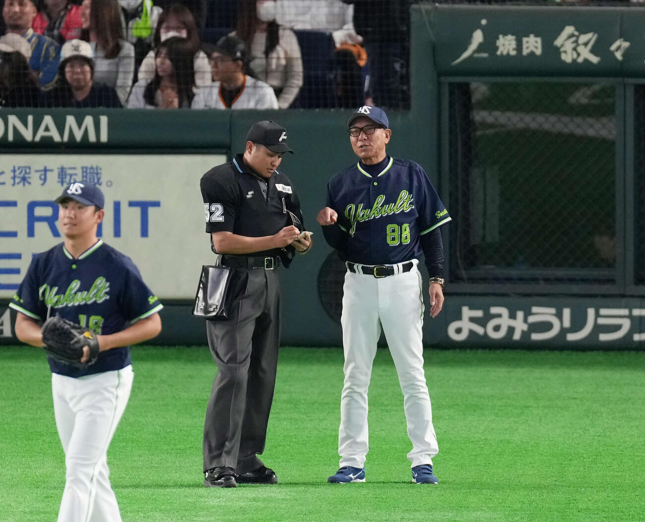 巨人対ヤクルト　メンバー交代を告げるヤクルト池山監督（撮影・増田悦実）