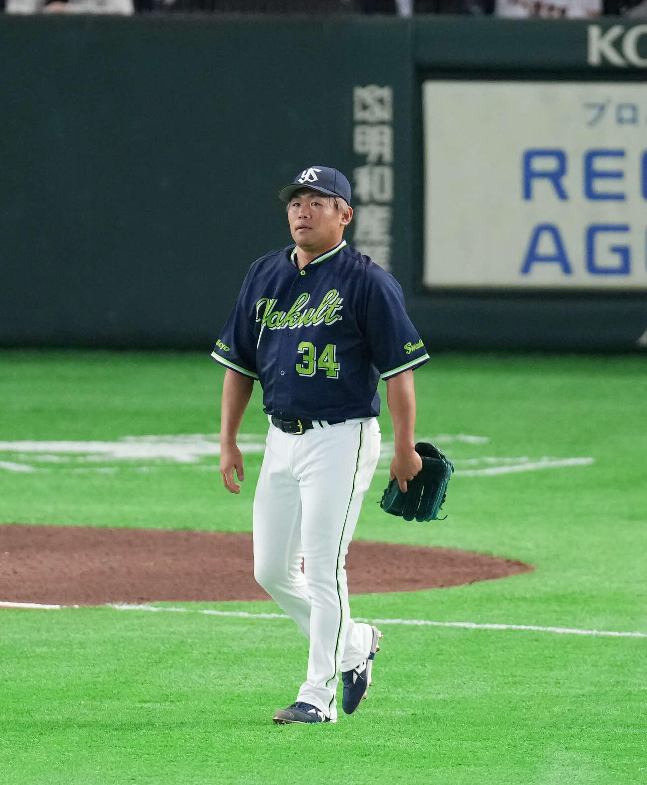 巨人対ヤクルト　6回裏巨人無死一、二塁、皆川に適時二塁打を浴びがっくりとする田口（撮影・増田悦実）