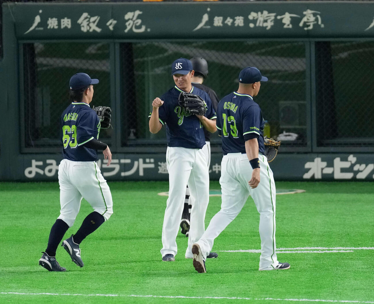巨人対ヤクルト　2回裏を無失点で抑えナインを出迎えるヤクルト奥川（中央）（撮影・増田悦実）