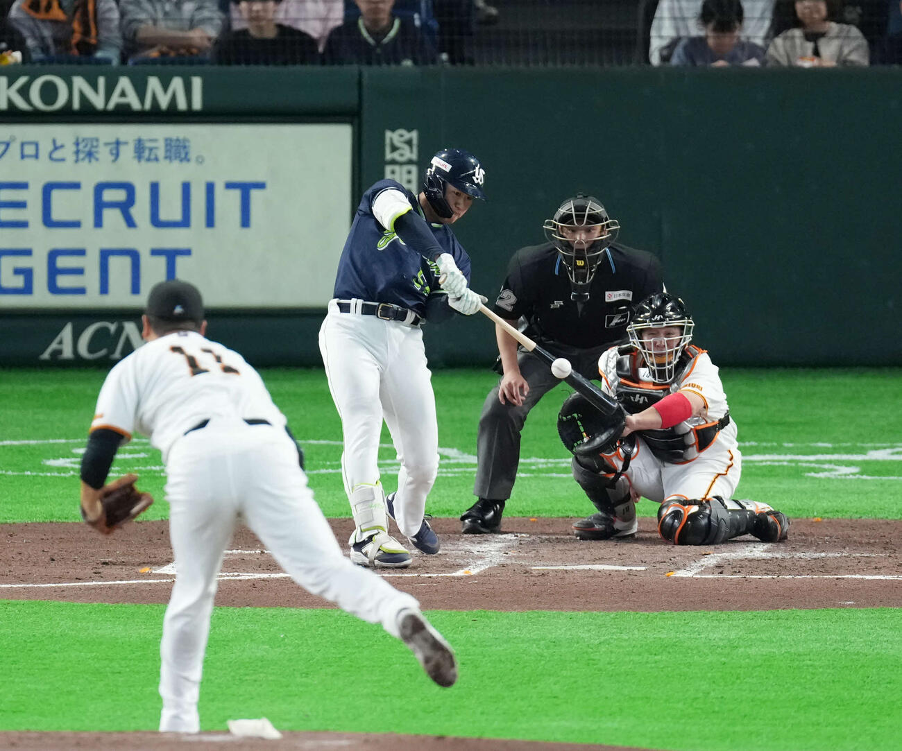 巨人対ヤクルト　3回表ヤクルト1死、右安打を放つ田中。投手は田中将（撮影・増田悦実）