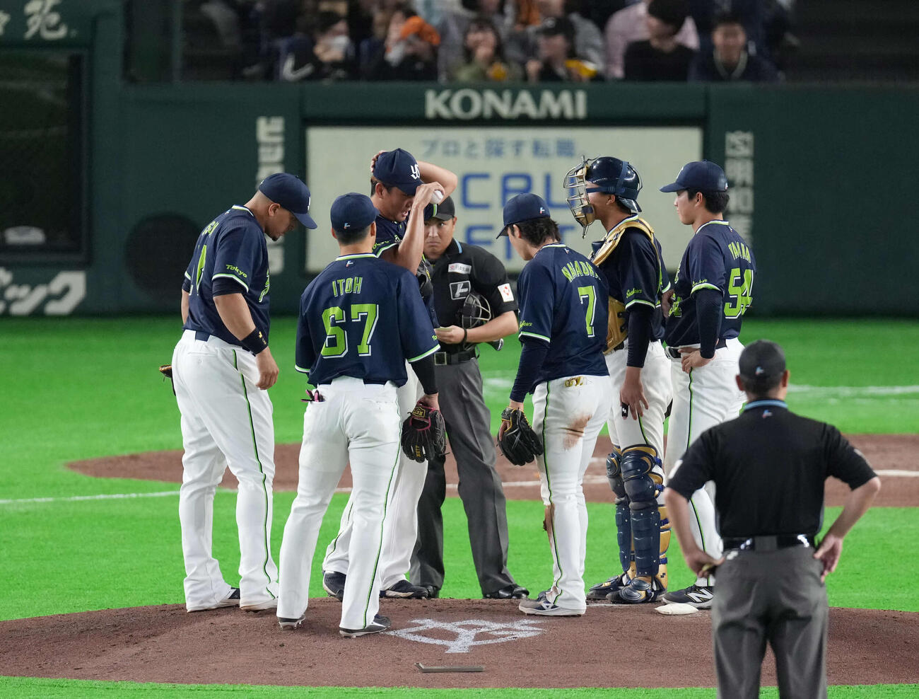 巨人対ヤクルト　4回裏マウンドに集まるヤクルトナイン（撮影・増田悦実）