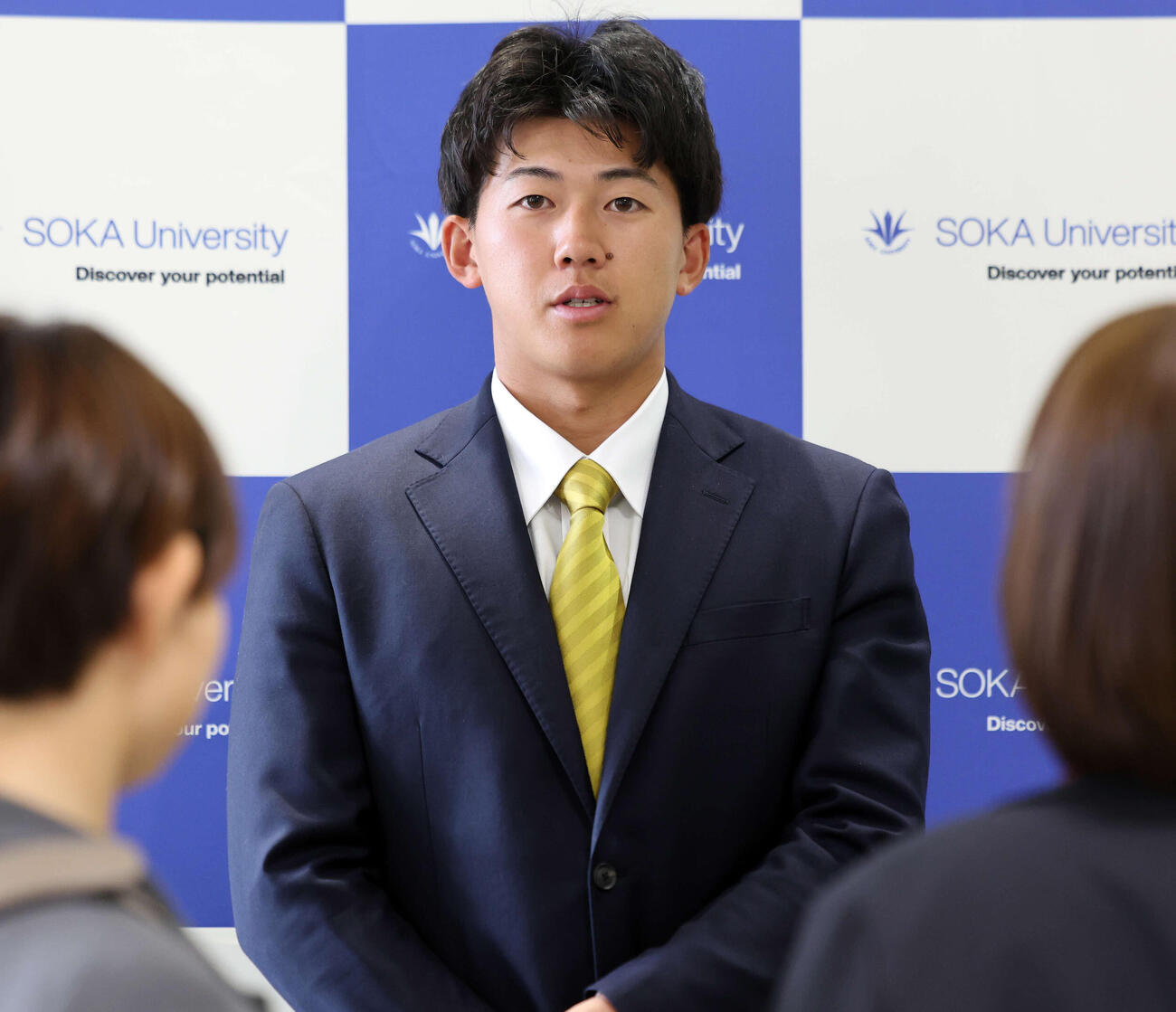 創価大卒業式後、報道陣の質問に答える阪神立石（撮影・浅見桂子）
