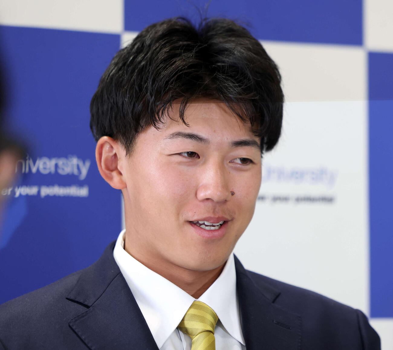 創価大卒業式後、報道陣の質問に答える阪神立石（撮影・浅見桂子）
