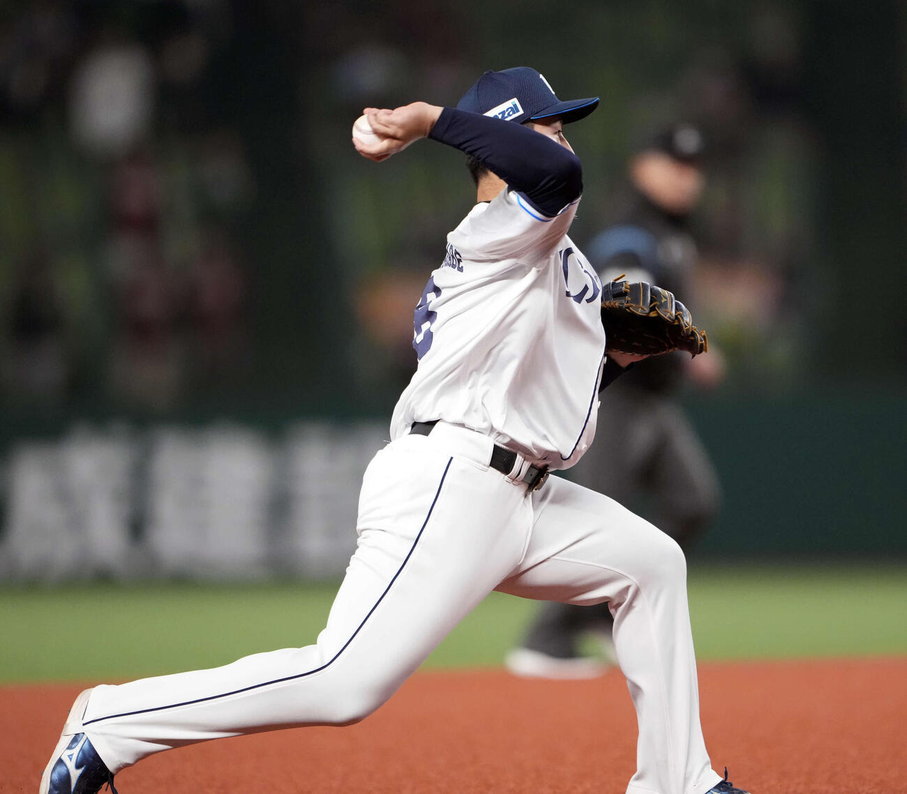 西武対楽天　7回表楽天1死、三ゴロとなった村林の打球を送球する渡部（撮影・小島史椰）