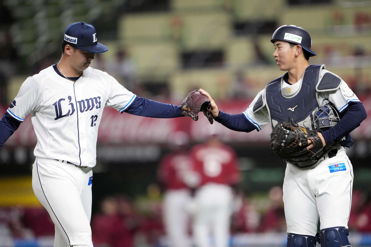 西武対楽天　2回表楽天2死一塁、村林を三振に奪いタッチする渡辺（左）と小島（撮影・小島史椰）