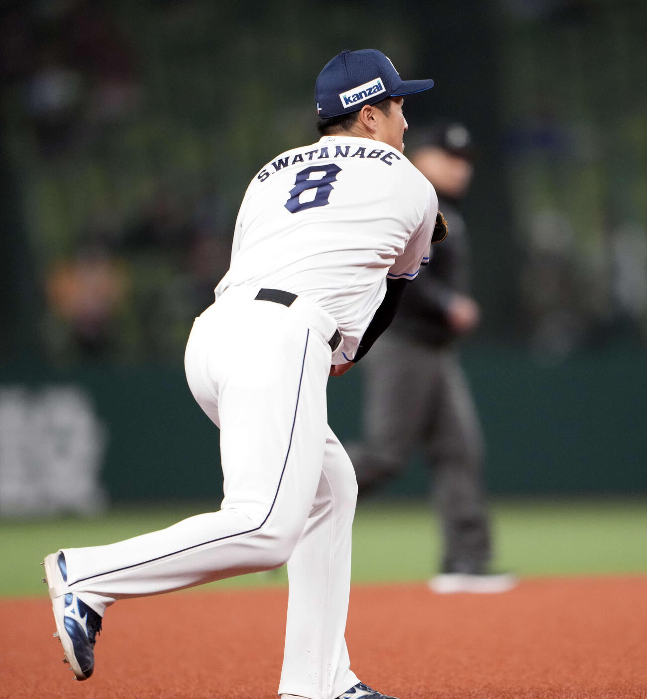 西武対楽天　7回表楽天1死、三ゴロとなった村林の打球を送球する渡部（撮影・小島史椰）