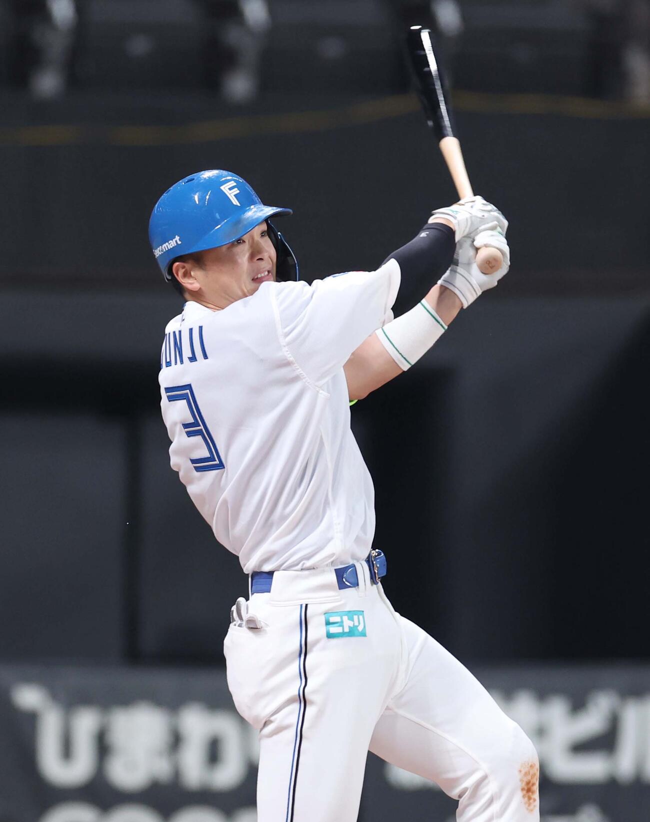 日本ハム対DeNA 4回裏日本ハム1死一塁、右越え2点本塁打を放つ郡司（撮影・黒川智章）