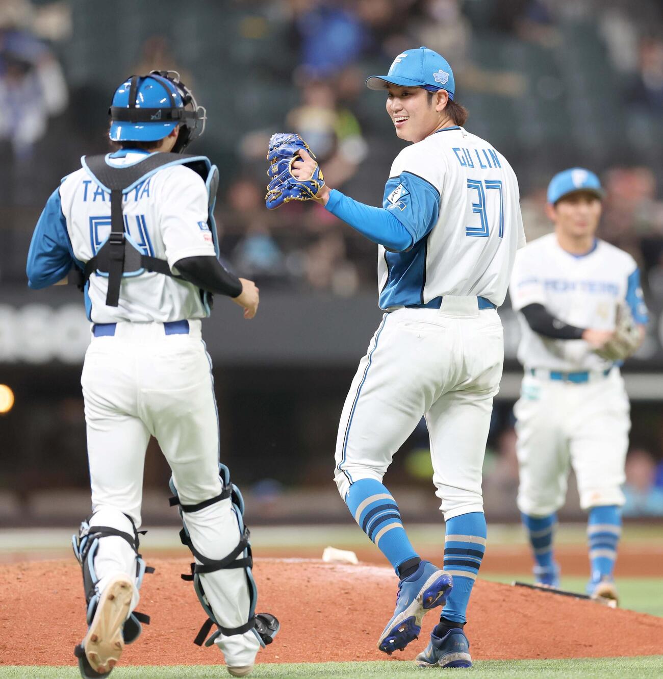 日本ハム対DeNA　試合後、笑顔で田宮とタッチすう古林睿煬（撮影・黒川智章）