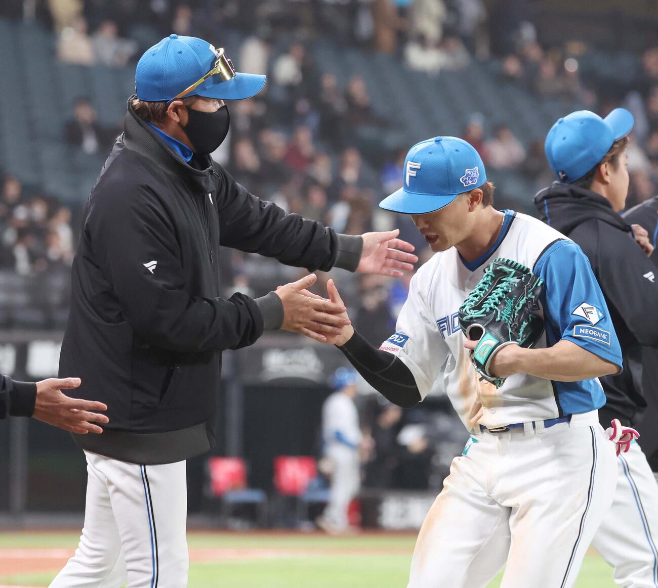 日本ハム対DeNA　試合後、西川を出迎える新庄監督（撮影・黒川智章）