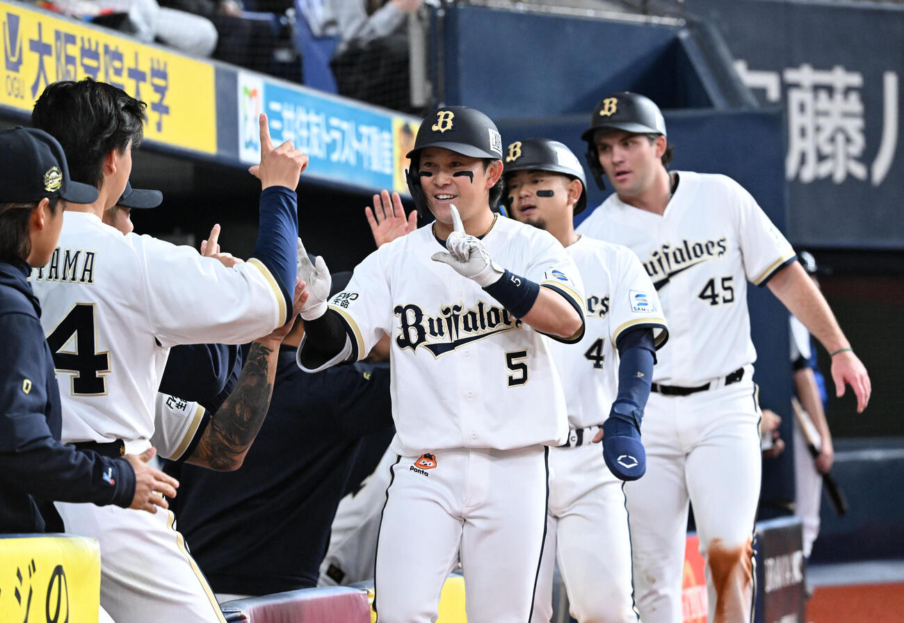 オリックス対広島　2回裏オリックス無死一、三塁、右越え3点本塁打を放った西野はベンチ前でナインとタッチ（撮影・和賀正仁）